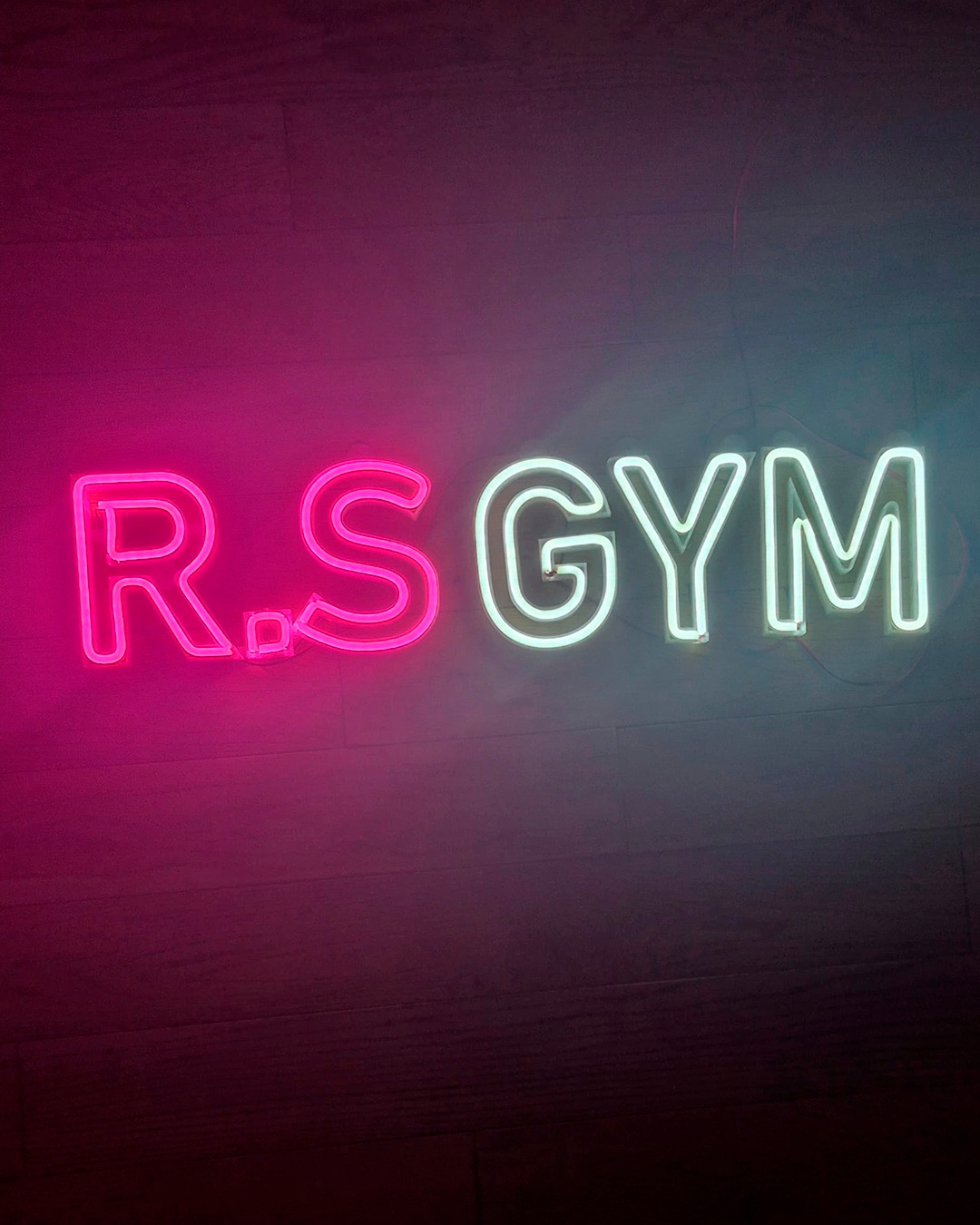 Cartel de neón rosa brillante que dice 'BAR' para un local nocturno.