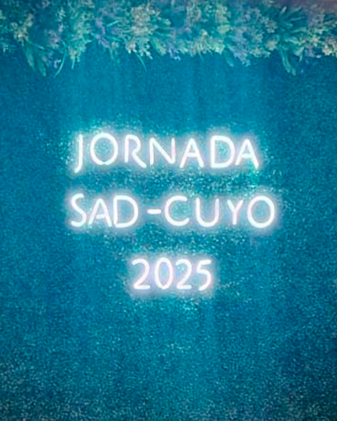 Cartel de neón con forma de control de videojuegos para una habitación gamer.