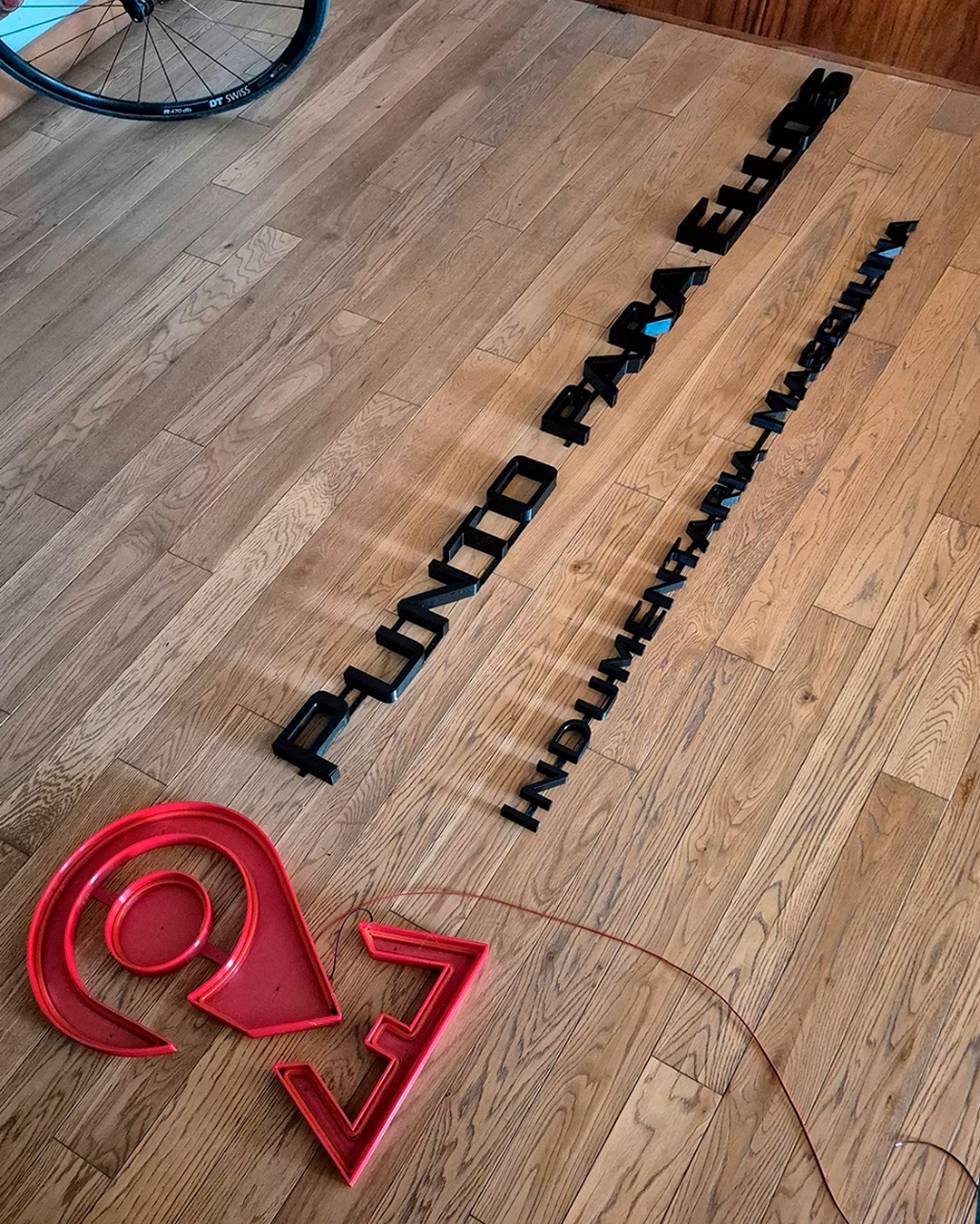 Cartel de neón con las iniciales de una pareja para una boda.