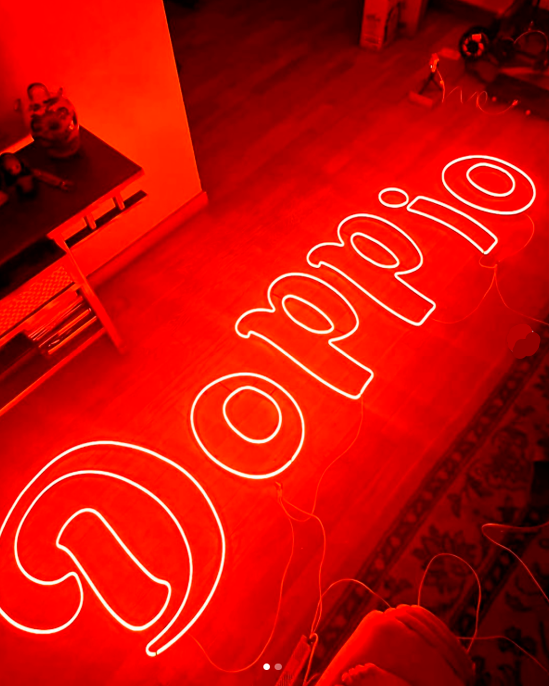 Cartel de neón con las iniciales de una pareja para una boda.