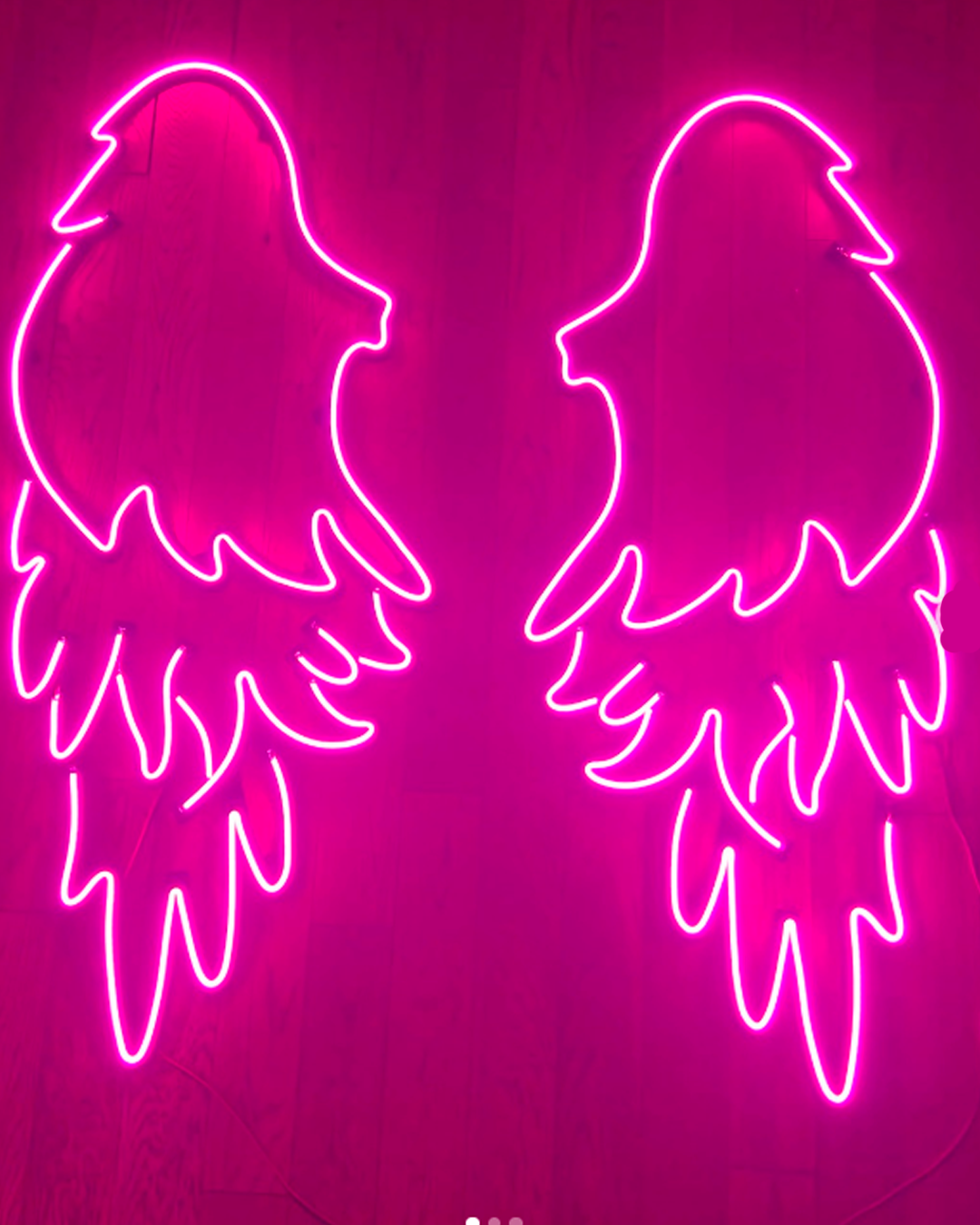 Cartel de neón rosa brillante que dice 'BAR' para un local nocturno.