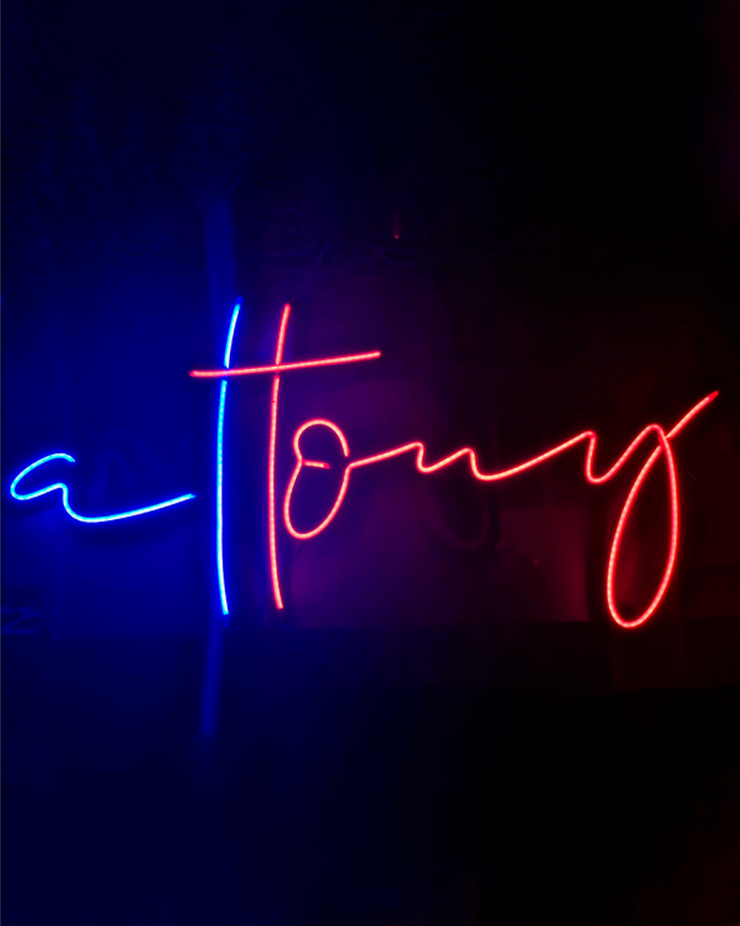 Cartel de neón con forma de control de videojuegos para una habitación gamer.