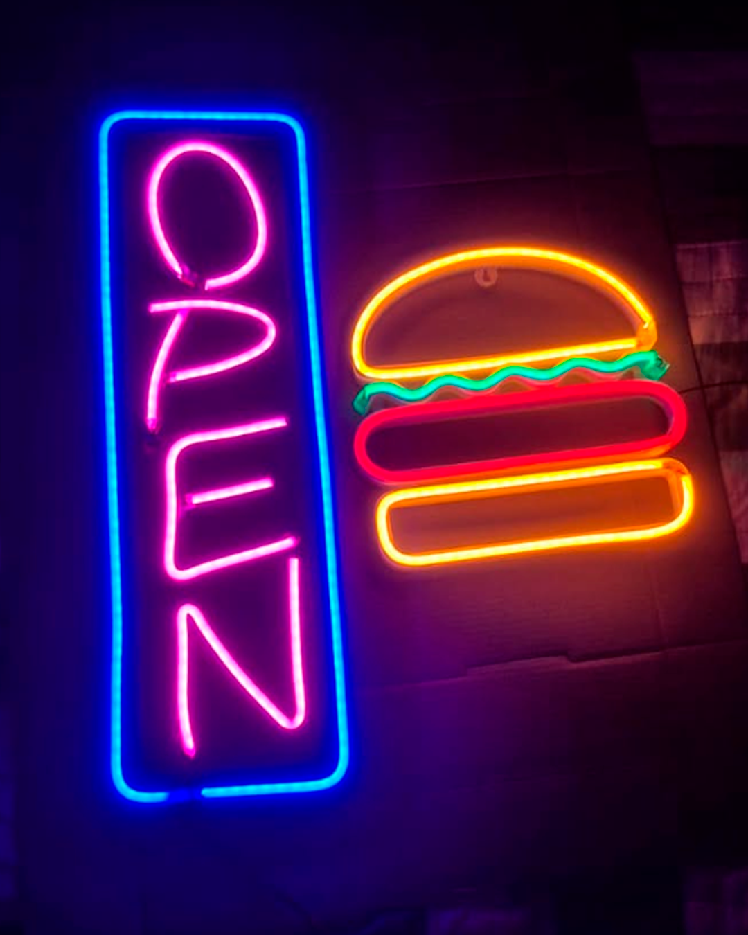 Cartel de neón con las iniciales de una pareja para una boda.