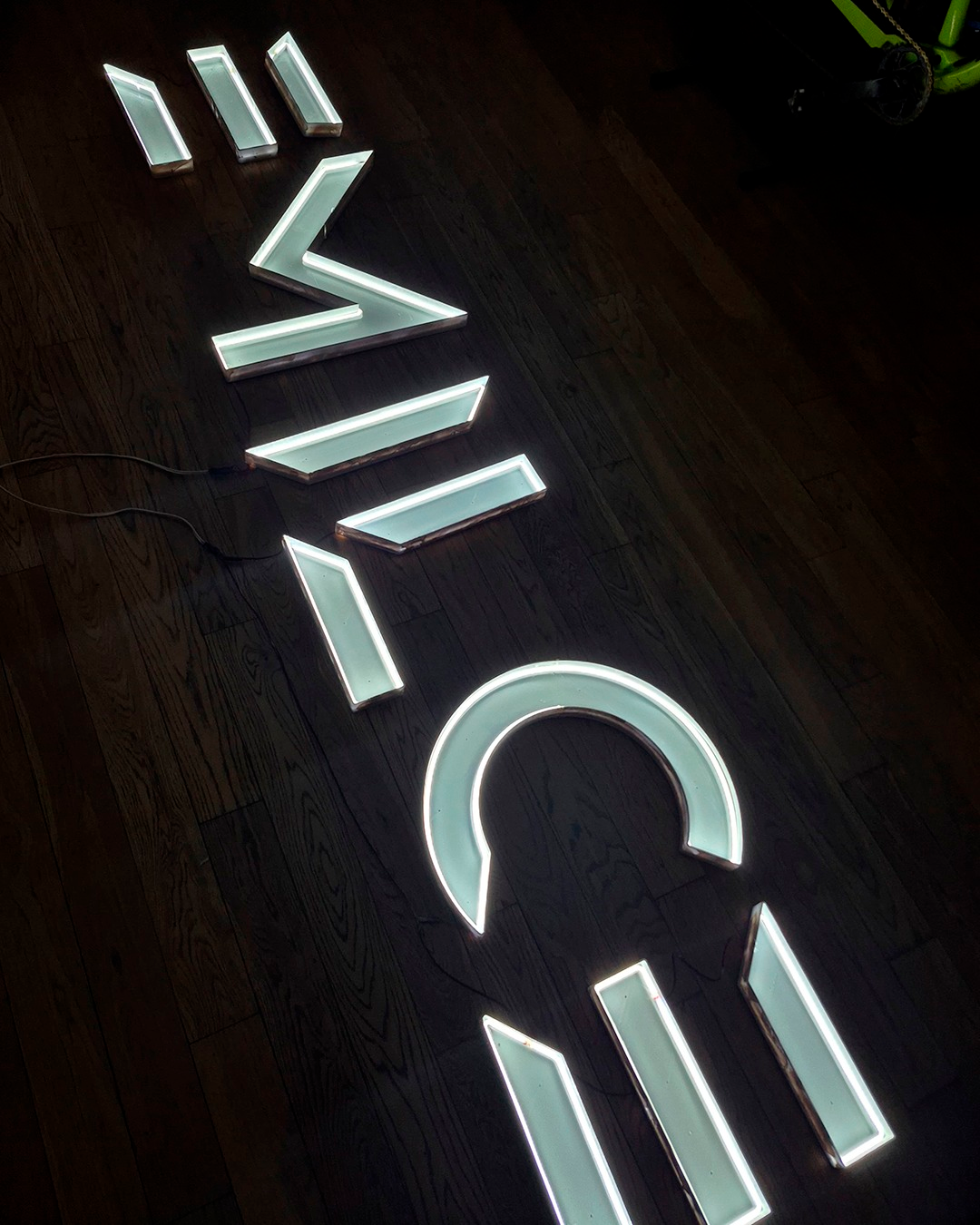 Cartel de neón rosa brillante que dice 'BAR' para un local nocturno.