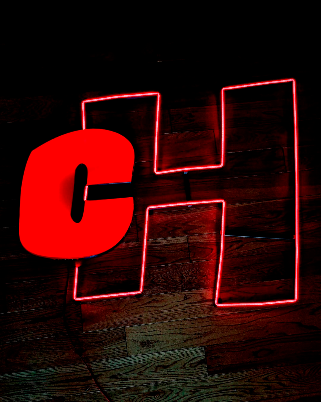 Cartel de neón con forma de control de videojuegos para una habitación gamer.