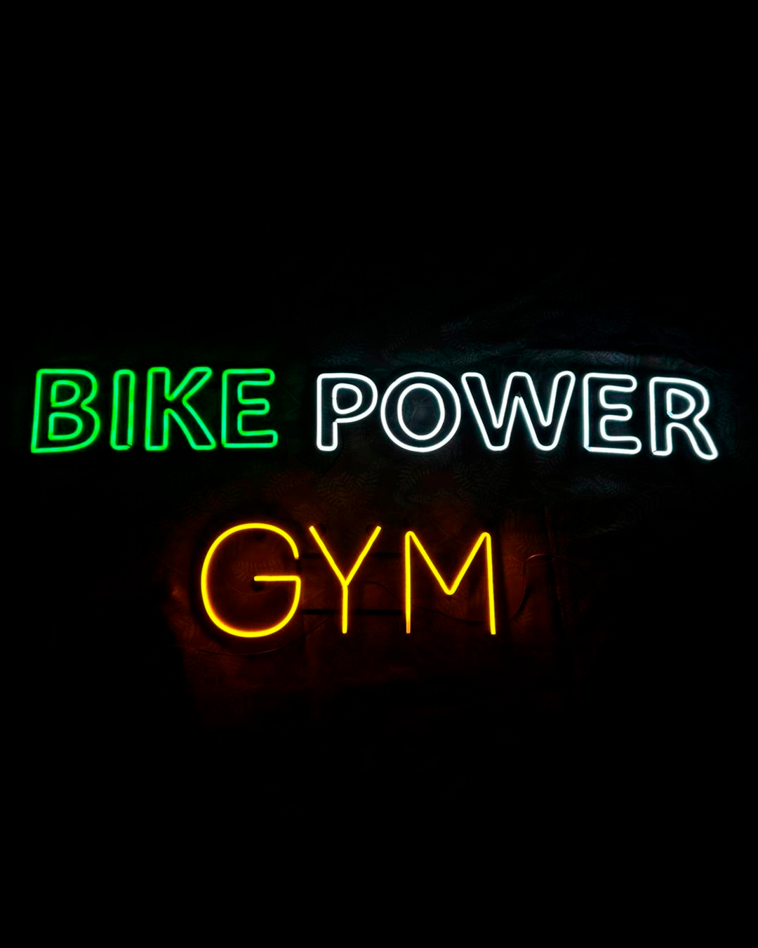 Cartel de neón con las iniciales de una pareja para una boda.